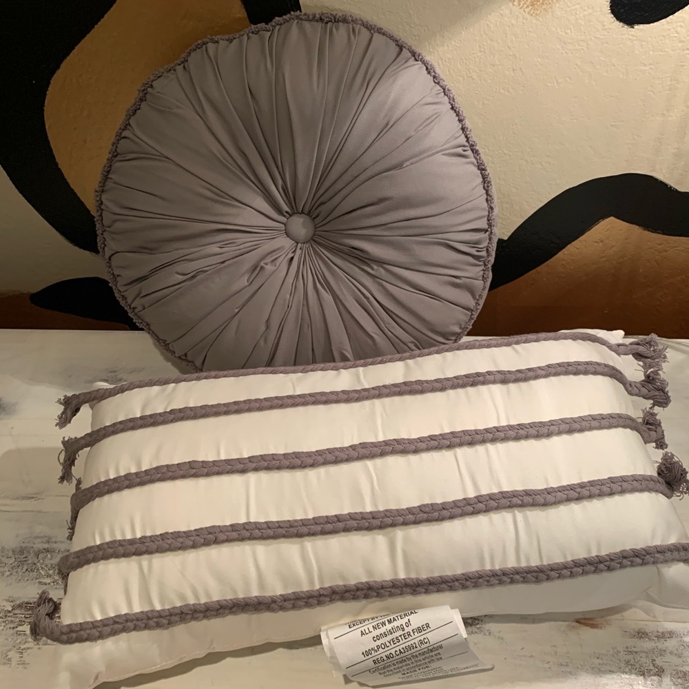 2 Decorative pillows grey and creme colored
